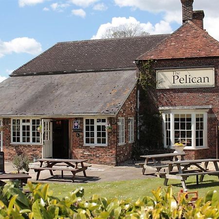 The Pelican Inn Froxfield  Eksteriør billede